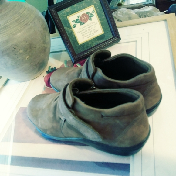 EASY SPIRIT FAIRLY NEW AS SEEN 😎. - Picture 6 of 6